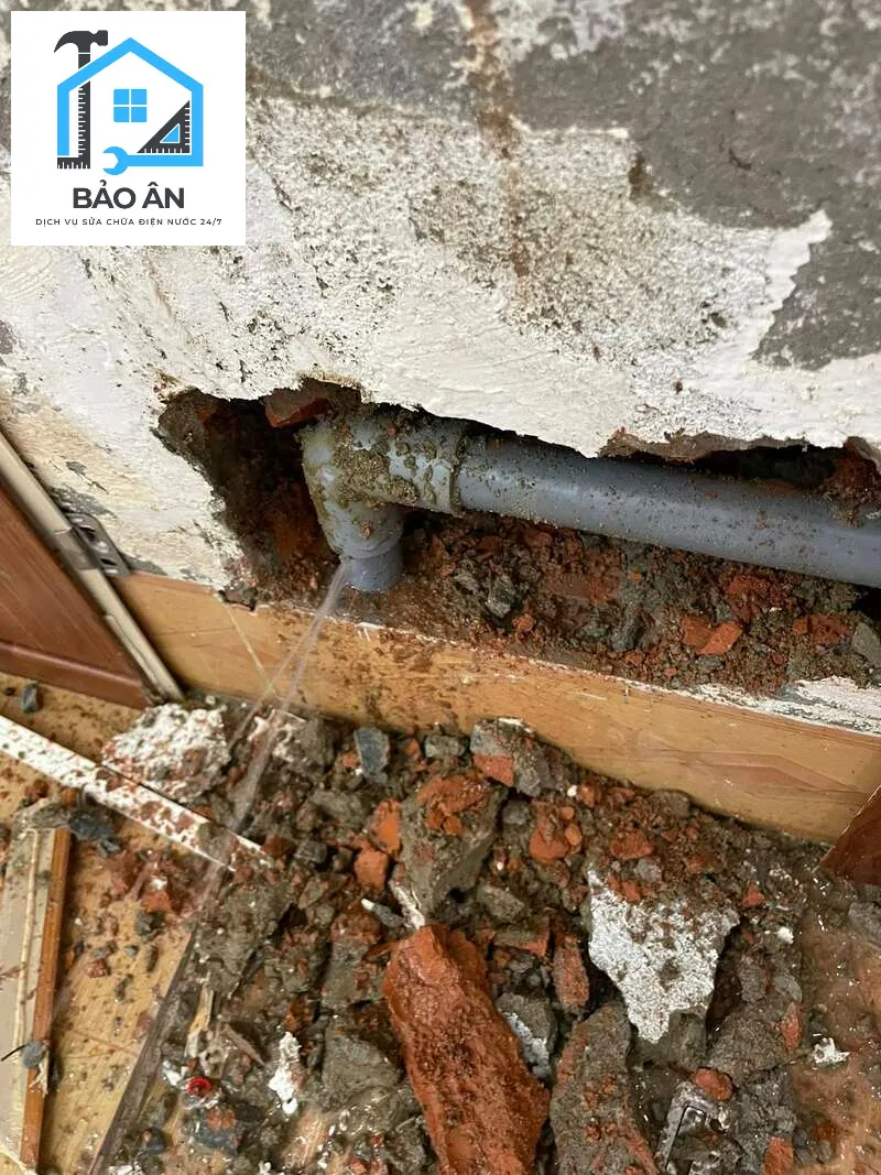 Nước là yếu tố có thể phá hủy dần dần các vật liệu xây dựng, do nước rỏ rì gây ra.