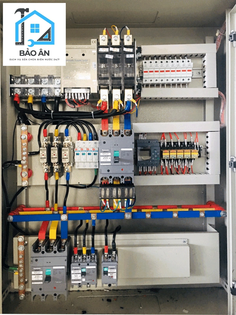 Hình ảnh thực tế lắp đặt tủ điện theo các nhánh mỗi tẫng để dễ phân biệt