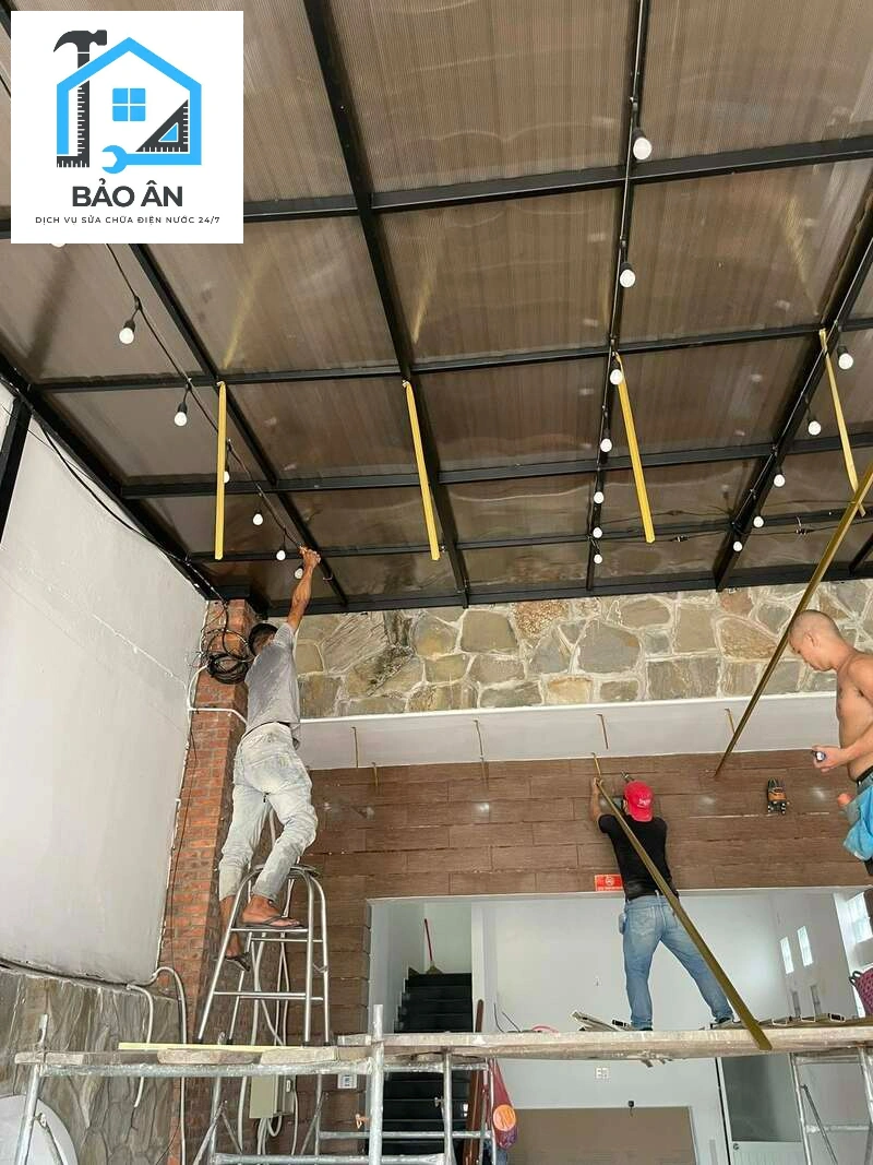 Quy trình lắp đặt và kiểm tra điện được thực hiện một cách tỉ mỉ luôn đảm bảo hiệu quả cho khách hàng
