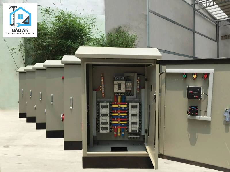 Tủ điện được trang bị các thiết bị bảo vệ chuyên dụng như Aptomat, Rơ le, cầu chì...