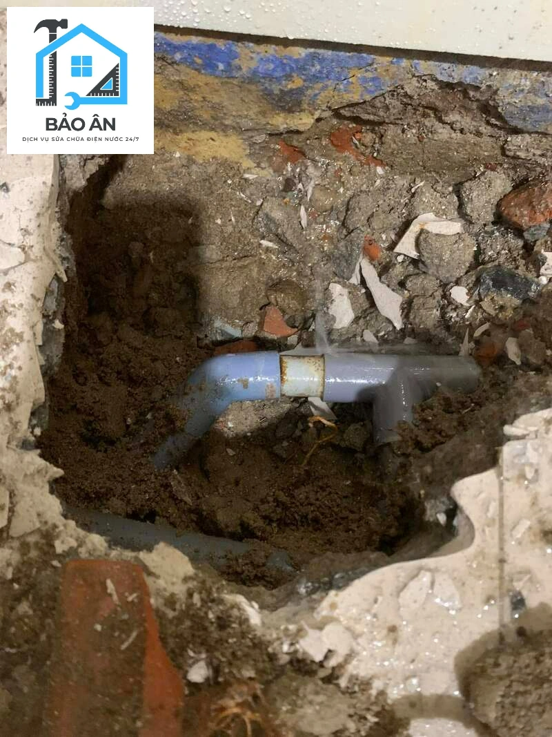 Nước bị rò rỉ dẫn đến tiền điện tăng hoặc tường bị ẩm mốc ở chỗ có ống nước đi qua