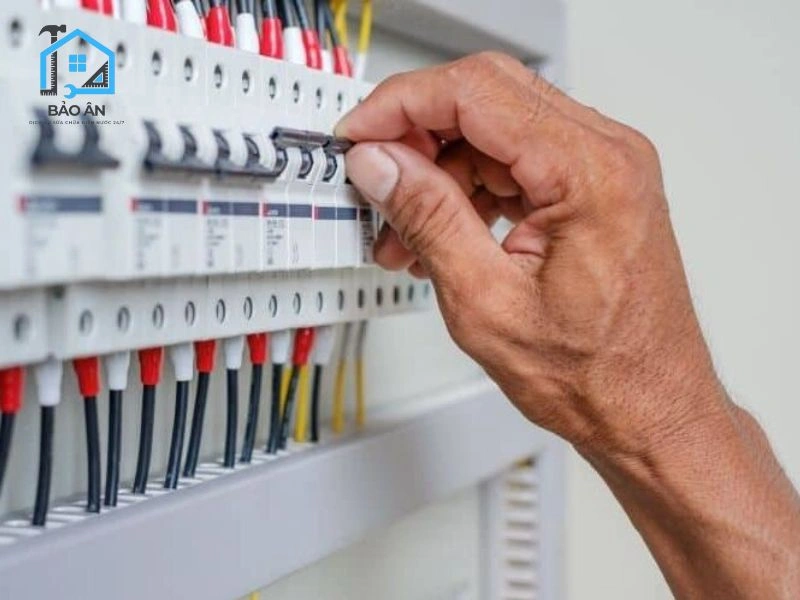 Đến cầu dao tổng (hoặc aptomat tổng) của ngôi nhà và gạt về vị trí "OFF"