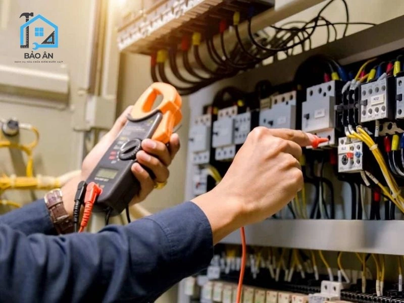 Kiểm tra trực quan tủ điện xem aptomat có bị nhảy không