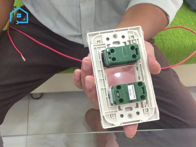 Đấu dây vào công tắc thứ nhất (Công tắc A)