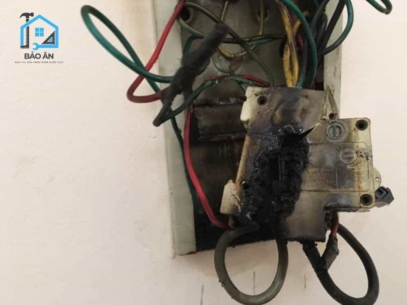 Vỏ ngoài aptomat bị biến dạng, nứt vỡ
