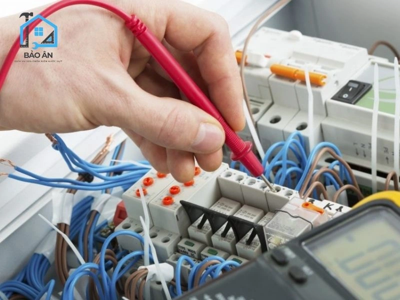 Sử dụng bút thử điện để kiểm tra lại toàn bộ các đầu dây