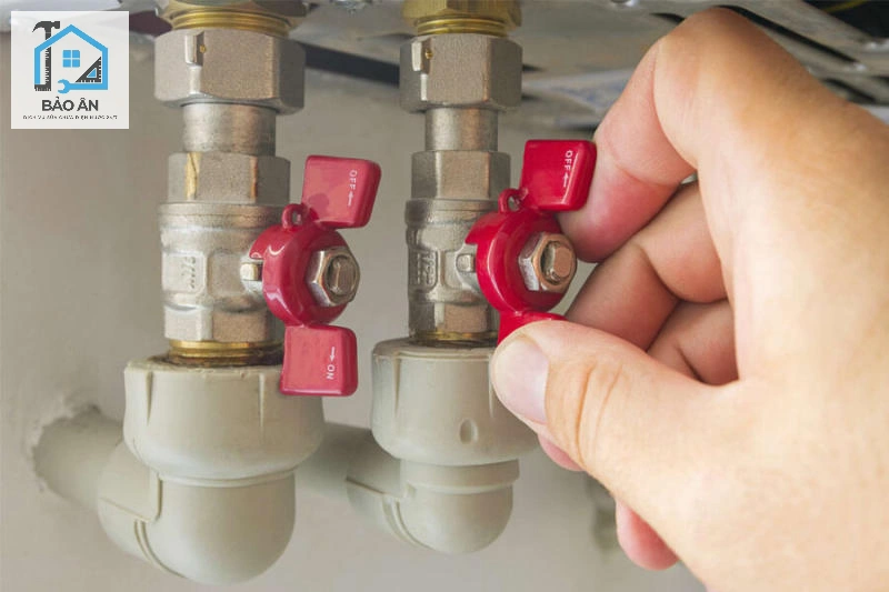 Khóa van nước tổng và xả hết nước còn lại