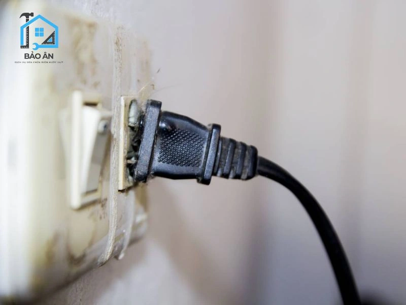 Kiểm tra tất cả các ổ cắm xem có dấu hiệu cháy xém không