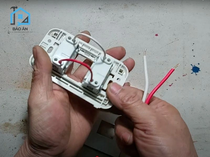 Mối nối lỏng lẻo gây chập chờn, tia lửa điện