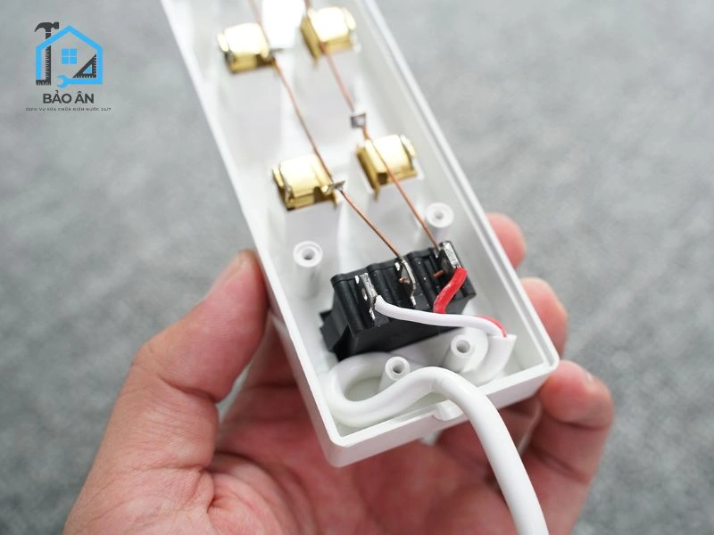 Nối dây điện vào ổ cắm
