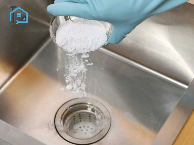 Cách xử lý bồn rửa chén bị nghẹt bằng baking soda và muối