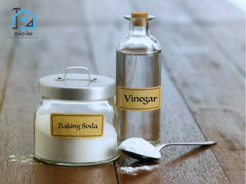Cách xử lý bồn rửa chén bị nghẹt bằng baking soda và giấm