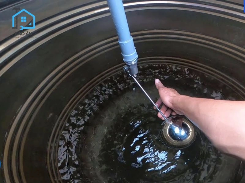 Phao bị kẹt bởi cặn bẩn, rong rêu