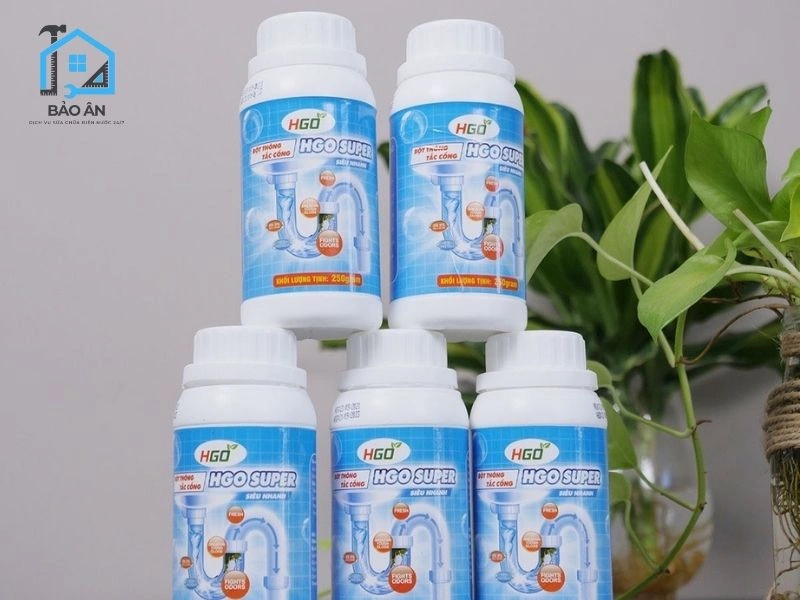 Dùng bột hoặc nước thông cống chuyên dụng