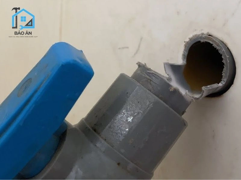 Van bị gãy, nứt cần phải thay thế