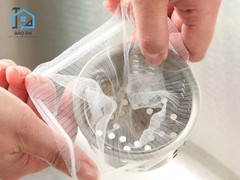 Trang bị lưới lọc rác ở tất cả các miệng ống