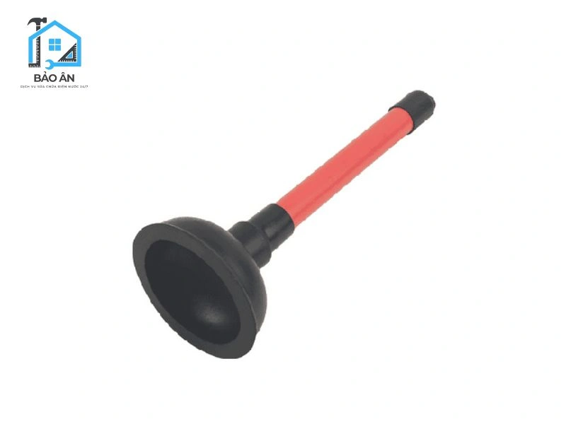 Dùng pit-tông để thông tắc ống thoát nước