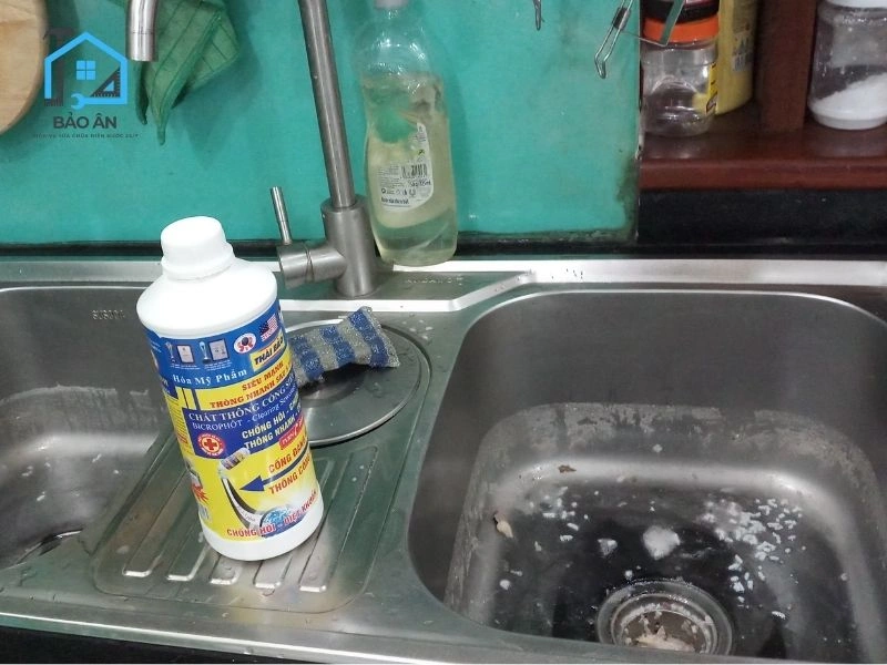 Sử dụng bột/dung dịch thông cống