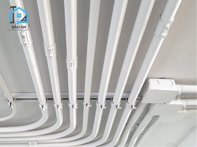 Ống nhựa PVC làm ống luồn dây điện