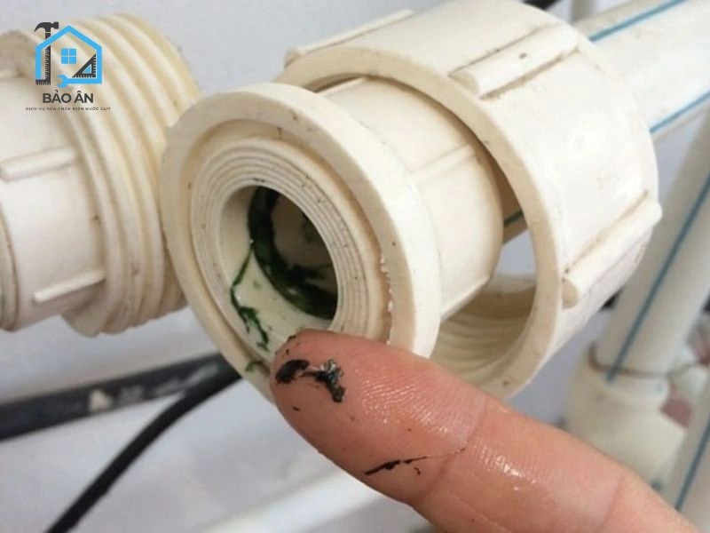 Vệ sinh đầu nối ống nước