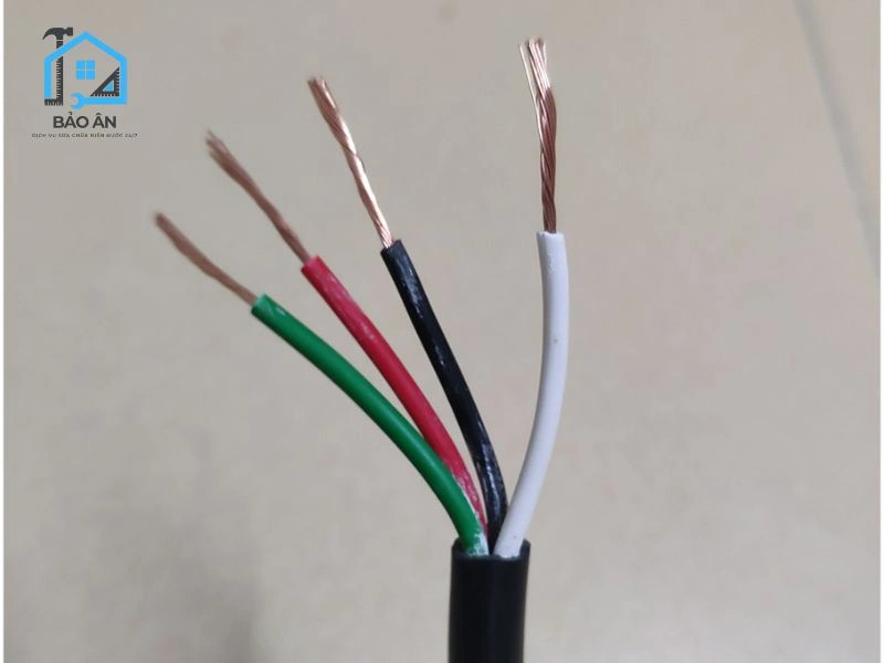 Vỏ bọc cách điện có tác dụng bảo vệ lõi dẫn và ngăn chặn rò rỉ điện